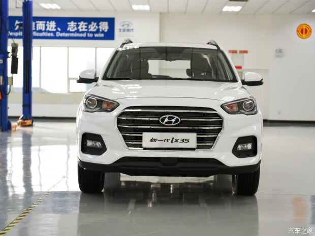 車尾部采用了分層式的設(shè)計(jì)，特別是碩大的裝飾板同樣營造出“硬派”的感覺，此外隱藏式的排氣管使尾部看起來很飽滿。