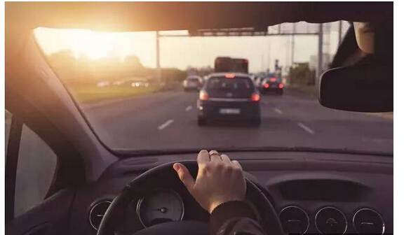 假如你開車時爆胎了，你知道該怎么打方向盤嗎？多學(xué)點 沒壞處！