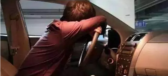 為什么很多人喜歡獨自坐在車里發(fā)呆？