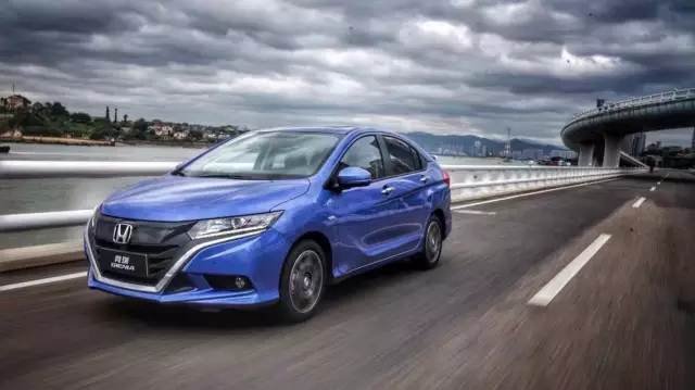 春光明媚，有輛競(jìng)?cè)穑℅IENIA）更能從容自在