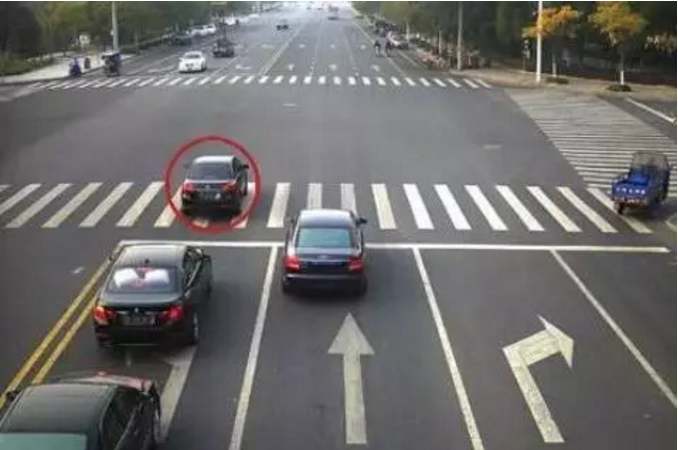 交警提醒：這五種闖紅燈不再扣分罰款，第三種還要表彰！